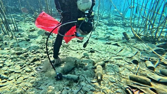 Antalya'nın koruma altındaki doğal sit alanında 'Olmaz bu kadar 'dedirten görüntüler
Kırkgöz göletine dalış yapan dalgıçlar, onlarca çuval plastik atık ve çöp çıkardı
Akdeniz Üniversitesi Su Ürünleri Fakültesi Öğretim Üyesi Prof. Dr. Mehmet Gökoğlu:
"Bütün su kaynaklarımızı, bütün tatlı su kaynaklarımızı kaybettik, halen kaybediyoruz. Zararın neresinden dönersek kardır"