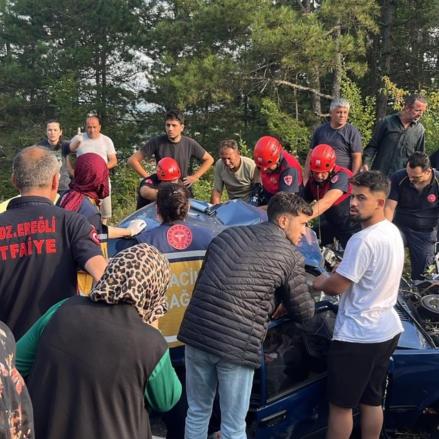 İşçi servisi ile otomobil çarpıştı: 1'i ağır 4 yaralı