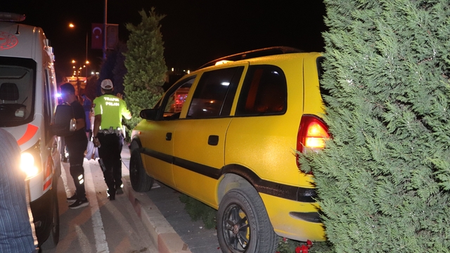 Karaman'da kontrolden çıkan ticari taksi refüje çıktı: 2 yaralı