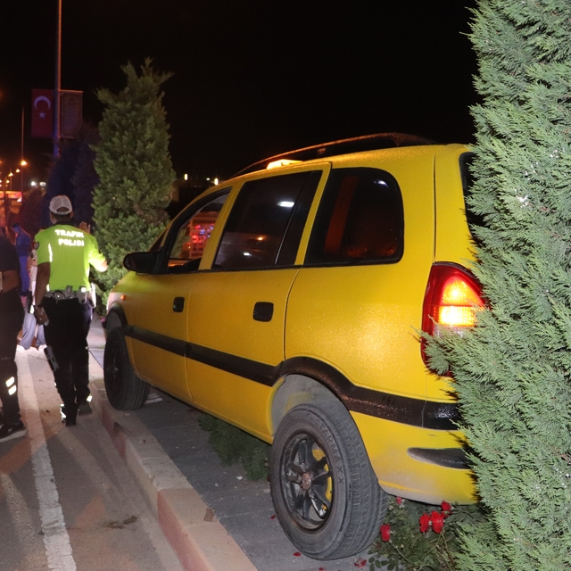 Karaman'da kontrolden çıkan ticari taksi refüje çıktı: 2 yaralı