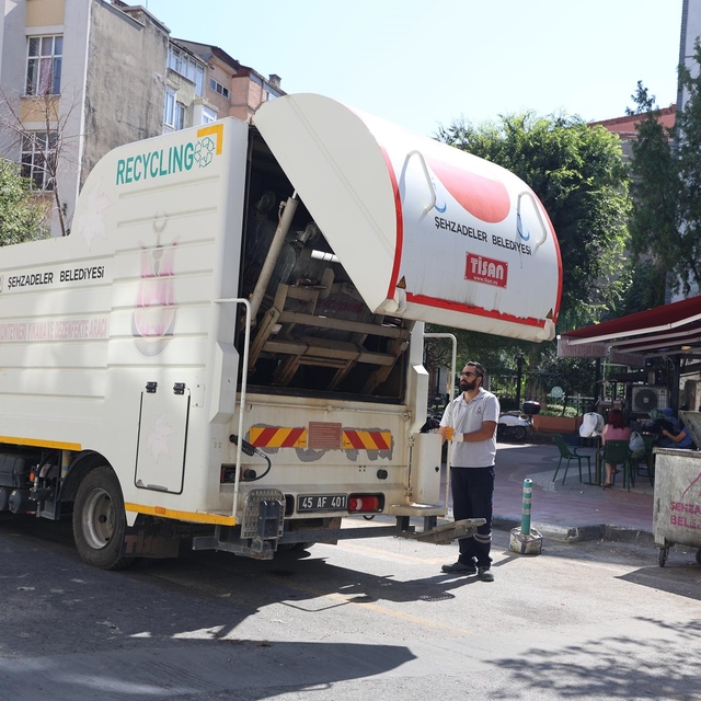 Şehzadeler'de çöp konteynerleri dezenfekte ediliyor