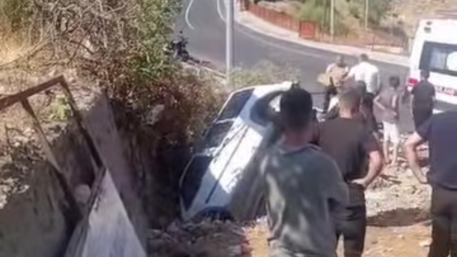 Batman'da kafa kafaya çarpışan araçlardan biri çukura düştü