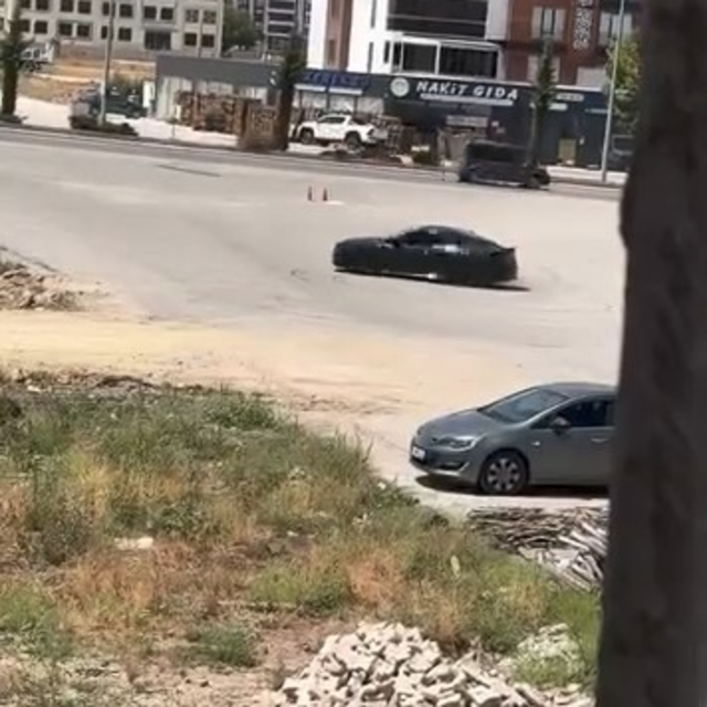 Elazığ'da drift atan sürücü kameraya yansıdı