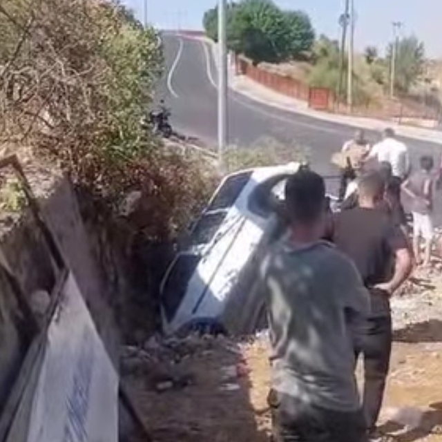 Batman'da kafa kafaya çarpışan araçlardan biri çukura düştü