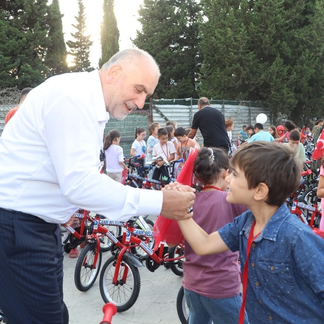 Canik'te camiye giden çocuklar hediyelerine kavuşuyor
