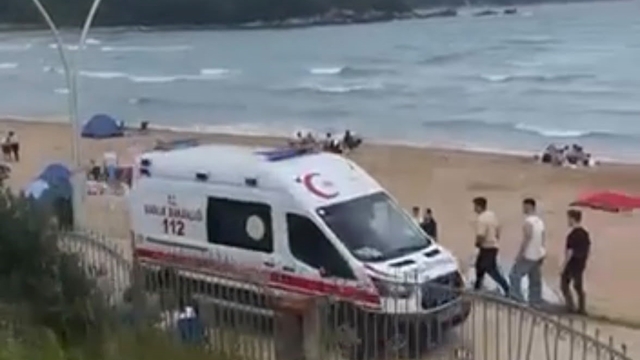 Ablasını kurtarmak için denize giren 19 yaşındaki genç hayatını kaybetti