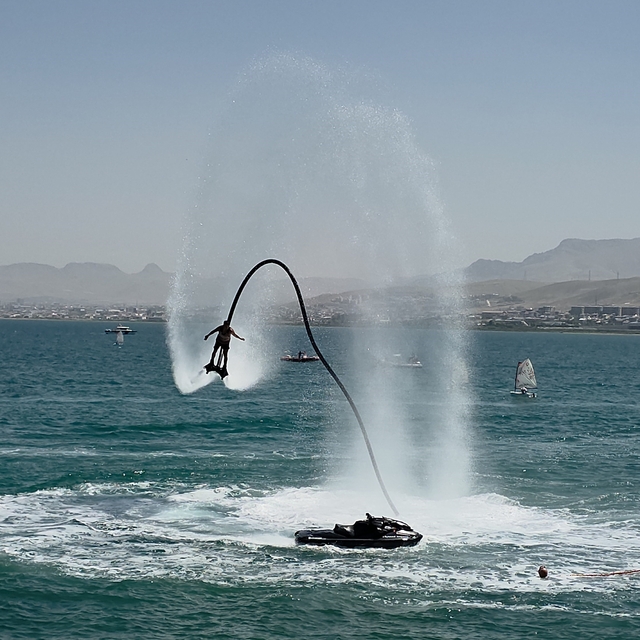 Van Gölü'nde Türk bayrağıyla nefes kesen flyboard gösterisi