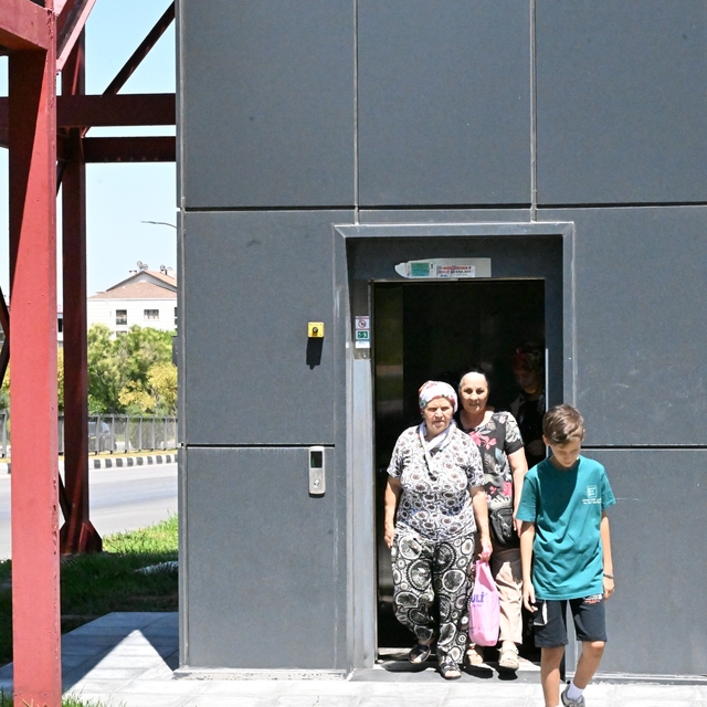 Manisa Büyükşehir'den Kuşlubahçe'deki üst geçide asansör kolaylığı