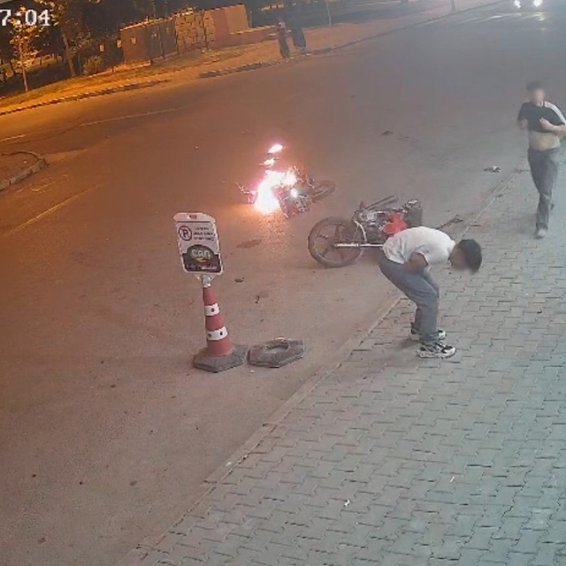Şanlıurfa´da iki motosiklet çarpıştı: 4 yaralı
Kaza anı kamerada