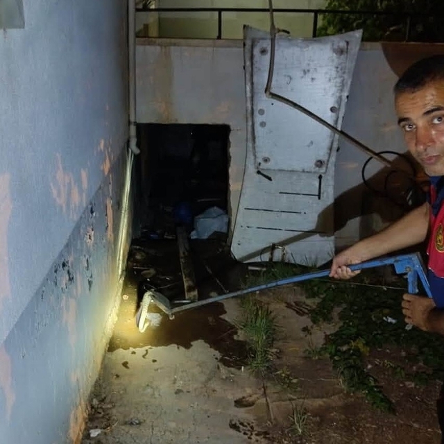 Evin deposuna giren yılan ekipleri harekete geçirdi