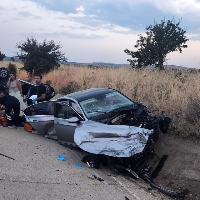 Otomobillerin çarpıştığı kazada, ölü sayısı 2'ye yükseldi