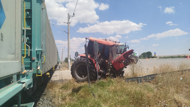 Yük treni, hemzemin geçitte traktöre çarptı: 1 yaralı