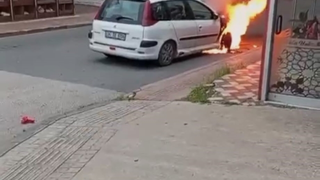 Batman'da seyir halindeki otomobil alev aldı
