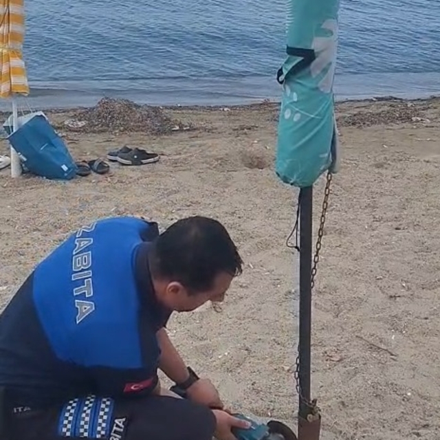 Sahilde zincirli şezlong ve şemsiyelere zabıta müdahalesi