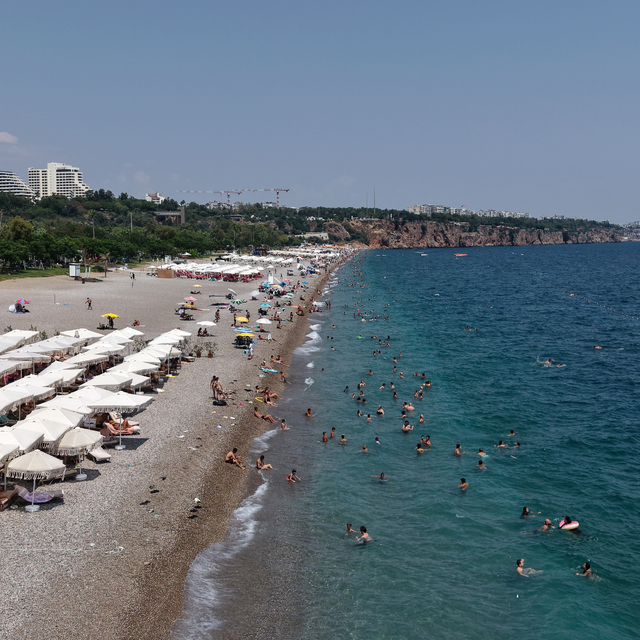 Antalya'da hissedilen sıcaklık 39 derece; tatilciler denizde serinledi