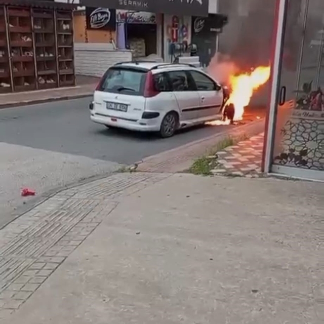 Batman'da seyir halindeki otomobil alev aldı