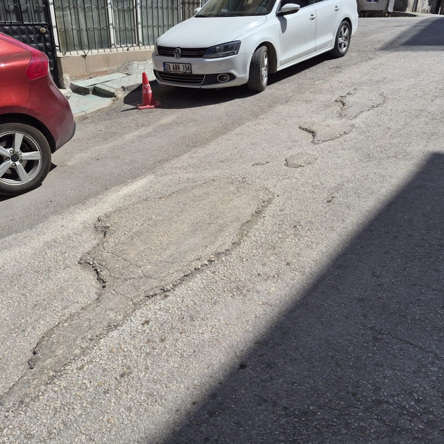 Kurtuluş Mahallesi'ndeki bozuk yollar sürücülere zorluk yaşatıyor