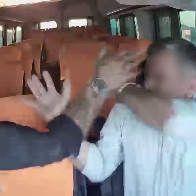 Durdurdukları sürücüyü defalarca yumrukladılar
Küfür, hakaret ve yumruklar...