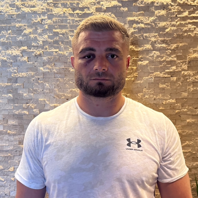 Başpehlivan Serhat Elvan, güreş turnuvasına giderken akaryakıt istasyonunda...