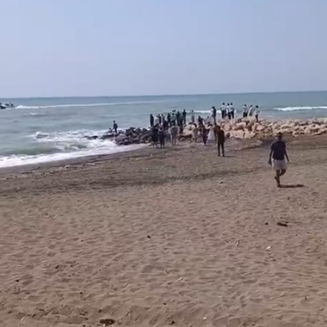 Hatay'da dalgalara kapılan çocuklardan 2'si kurtarıldı, biri kayboldu