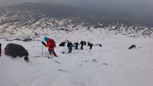 Çevre gönüllüleri Ağrı Dağı'nın zirvesinden doğa için seslendi