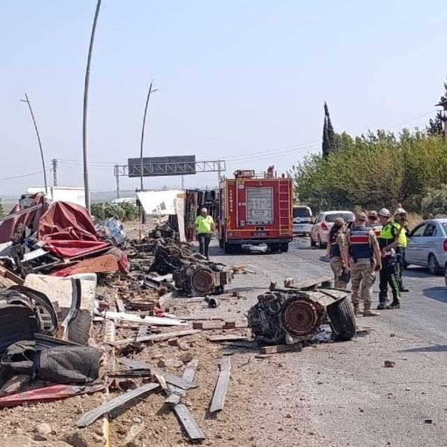 Otomobil ile çarpışan TIR devrildi: 1 yaralı