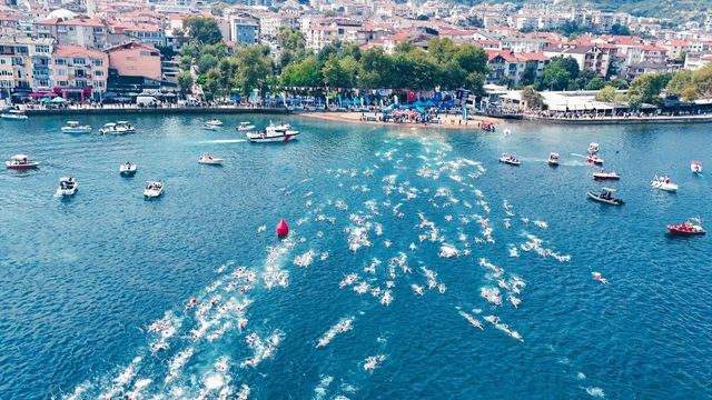İzmit Körfezi'ni yüzerek geçtiler
Kocaeli'de Körfez'in iki yakası kulaçlarla birleşti