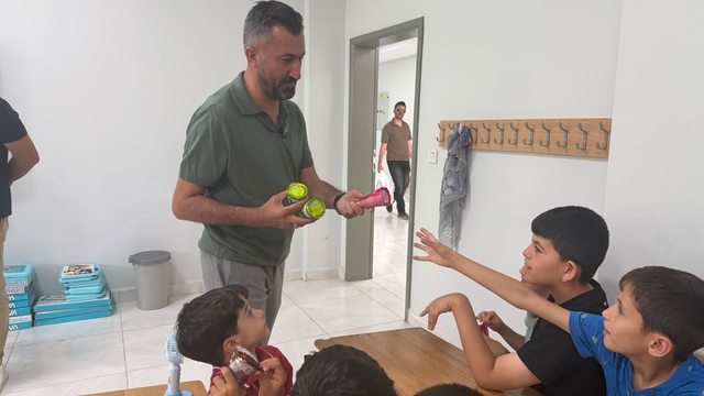 AK Parti Ağrı İl Başkanı Yıldız, öğrencilerin sosyal medya davetini geri çevirmedi
Ağrı'da öğrencilerin sosyal medya daveti, İl Başkanı Yıldız'ı sınıflarında buluşturdu
Öğrencilerin davetine kayıtsız kalmayan Başkan Yıldız, çocuklarla bir araya geldi