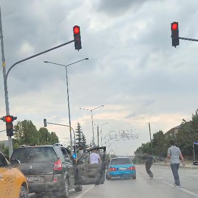 Trafikte tartıştığı kişilerin saldırısına uğrayacağını öne süren sürücü ara...