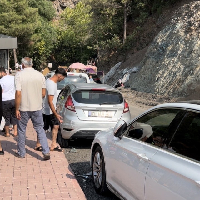 Osmaniye'de korkulukları kıran otomobil alt otoparka düştü: 5 yaralı