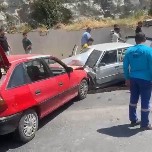 Şanlıurfa'da iki otomobil kafa kafaya çarpıştı: 3 yaralı