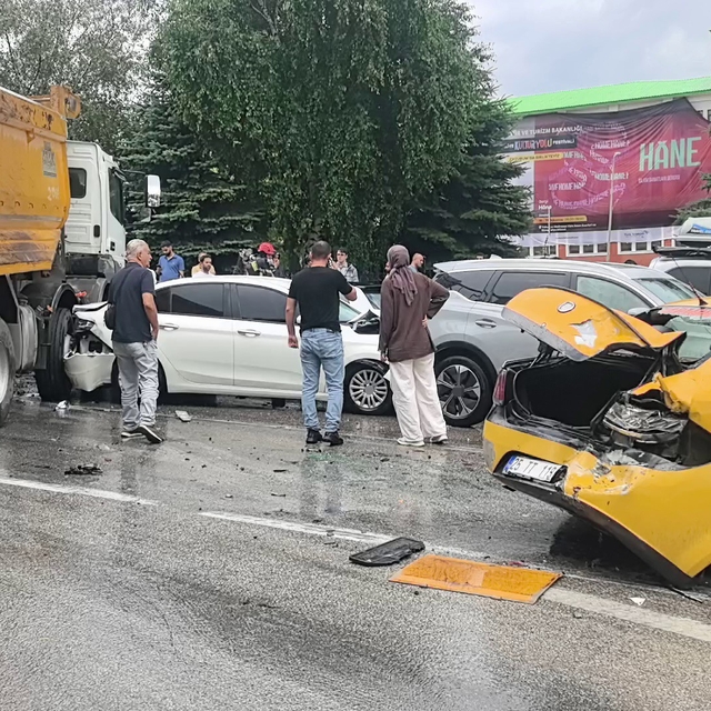 Erzurum'da 10 araçlı zincirleme kaza: 5 yaralı