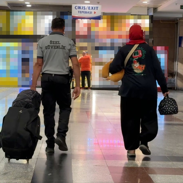 Eskişehir'de trende ayağı sıkışan kadın yolcu itfaiye ekiplerince kurtarıld...