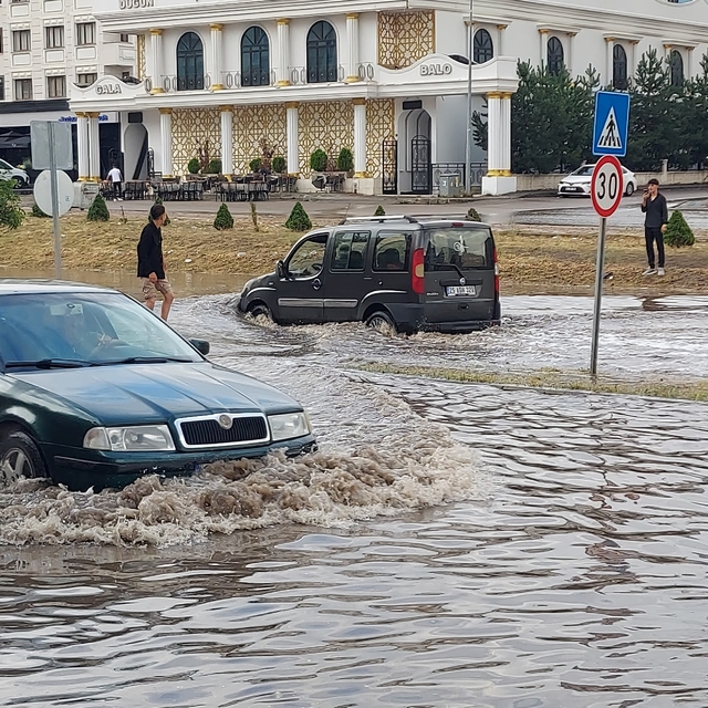 Erzurum'da 10 dakikalık yağış trafiği felç etti