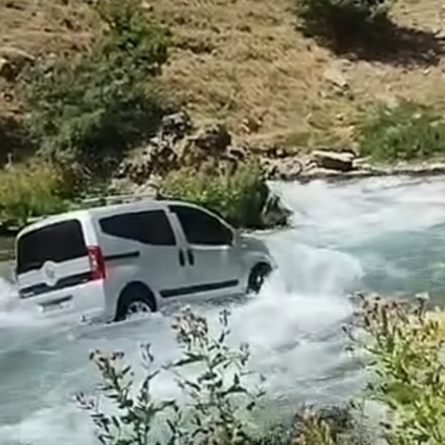 El freni çekilmeyen kamyonet Bahçesaray Çayı'na uçtu