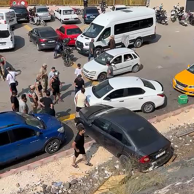 Osmaniye'de kazanın ardından korkuluklardan düşen otomobildeki 5 kişi yaral...