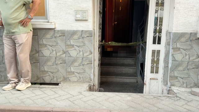 Sokakta düşen yaşlı adam evinin kapısında hayatını kaybetti