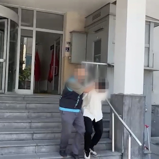 Bıçakladıktan sonra cep telefonunu gasbetmişler: 2 gözaltı
Kayseri'de biber...