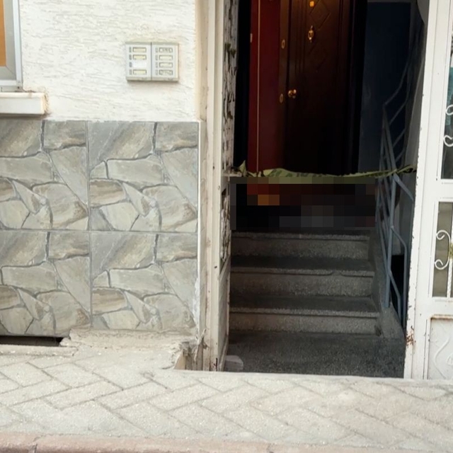 Sokakta düşen yaşlı adam evinin kapısında hayatını kaybetti