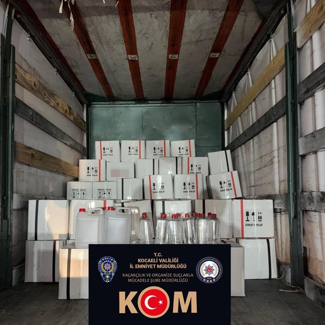 Kocaeli'de 2 bin 400 litre kaçak etil alkol ele geçirildi