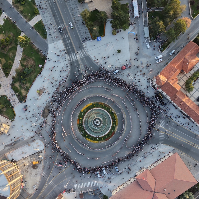 Sivas'ta kent meydanında 1058 kadın aynı anda halay çekti