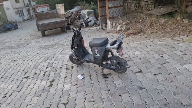 Kamyonete çarpan elektrikli bisikletten düşen çocuk yaralandı