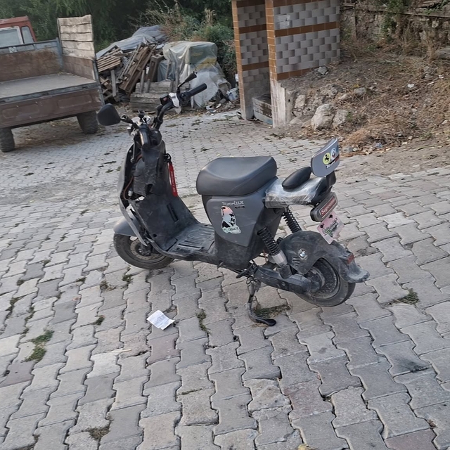 Kamyonete çarpan elektrikli bisikletten düşen çocuk yaralandı