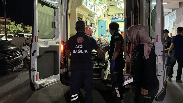"Ne bakıyorsun" kavgasında 3 kişi bıçak ve silahla yaralandı