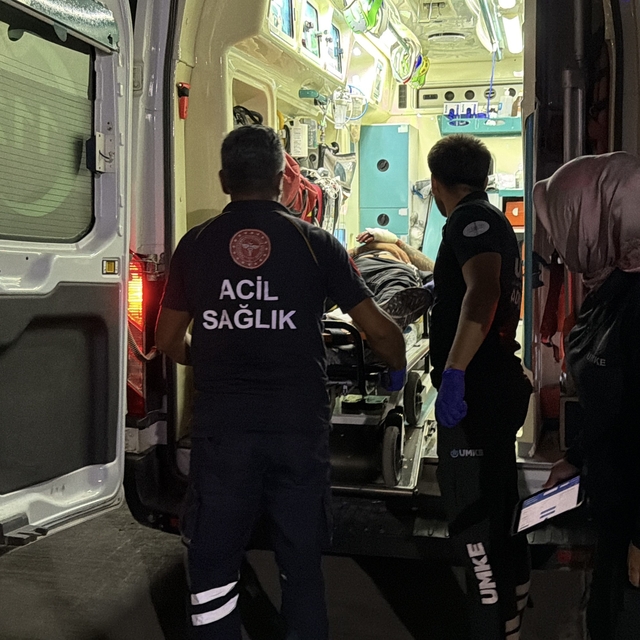 "Ne bakıyorsun" kavgasında 3 kişi bıçak ve silahla yaralandı