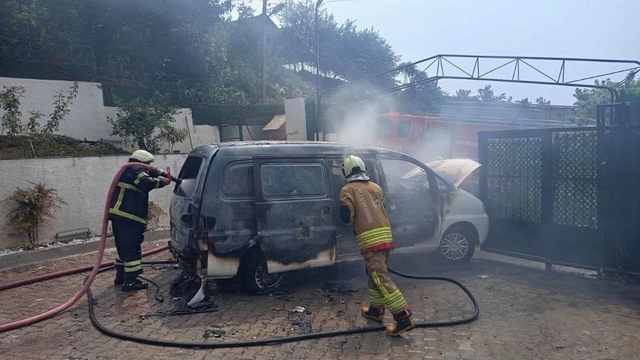 Payas'ta minibüs alevlere teslim oldu