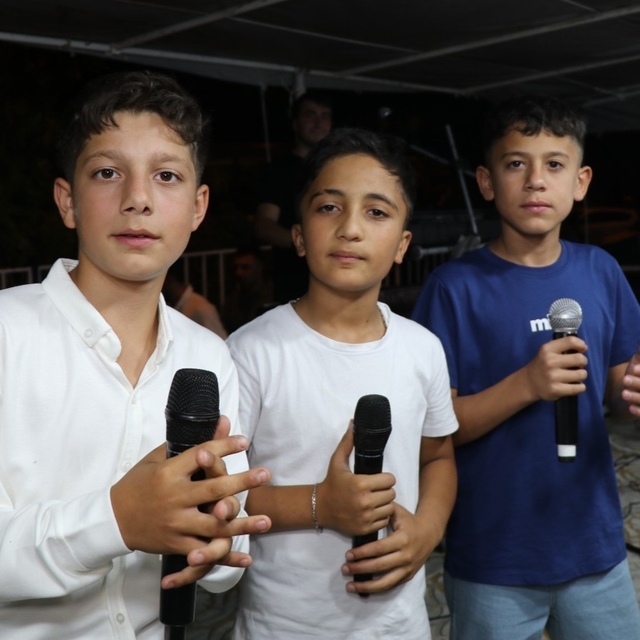 Üç kafadar sesleriyle sahnenin tozunu aldı