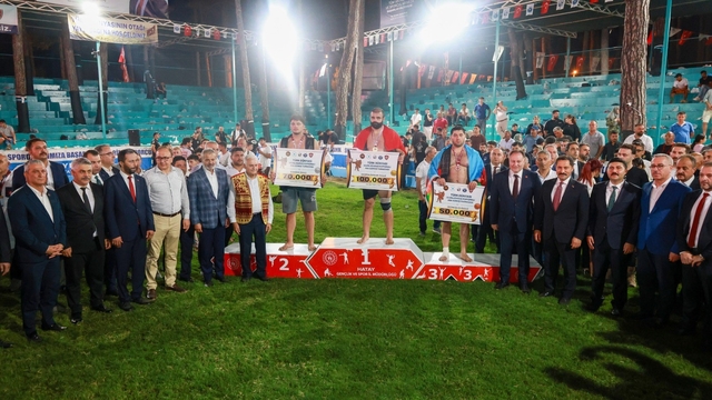 Aba Güreşi Festivali'nde güreş ağası Türk Devletleri Teşkilatı Aksakallar Heyeti Başkanı Binali Yıldırım oldu
Tütün dizme yarışması renkli görüntülere sahne oldu