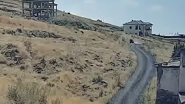 Elektrikli mobilet devrildi: 3'ü çocuk 5 kişi yaralandı
Kaza anı kameralara yansıdı