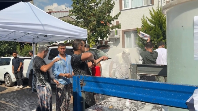 Böyle gelenek görülmedi.. Damat su tankına atıldı
"Size tavsiyem, İznik'ten kız almayın"
